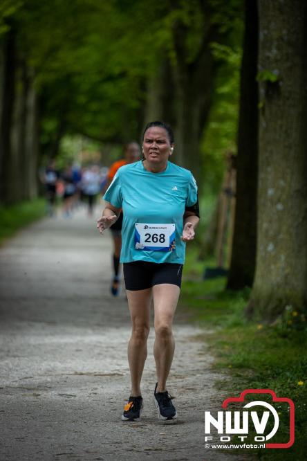 Volle terrassen, bruisende kleedjesmarkt en sportieve Wallenloop: Elburg leeft tijdens koningsdag! - &copy; NWVFoto.nl